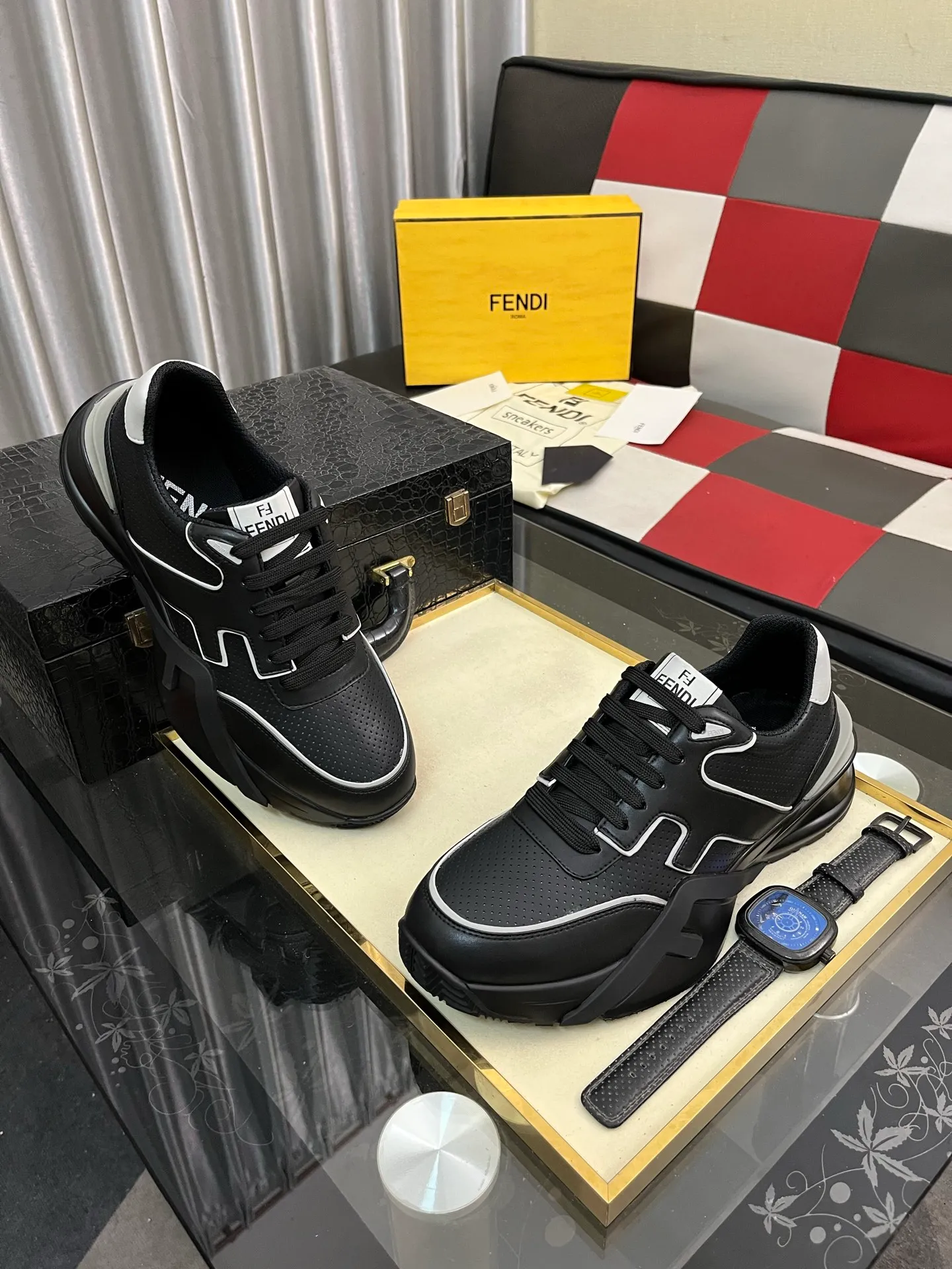 Men's men's shoes 💰560⌚️⌚️FENDI.•FENDI unique modern style sneakers. Counter purchasing🏃casual shoes😍😍 Original breathable fly-knit mesh imported from Italy (refuses to discolor and abrade feet) soles: Original soles specially provided by the original factory, super cool😍 French lazy style design ⚠️ Original quality, super comfortable and wear-resistant original soles. Code number: 38-442️⃣Colors available
